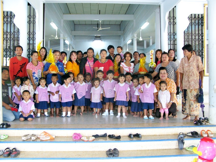 ศูนย์พัฒนาเด็กเล็กบ้านหาดส้มแป้นถวายเทียนพรรษา